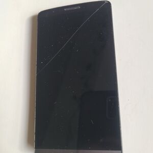 LG G3 smartphone – cracked screen